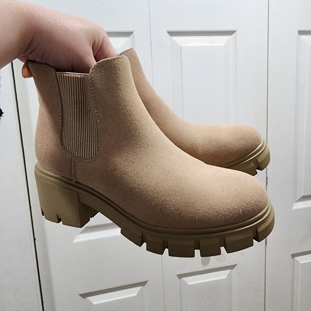 Women's Chunky Chelsea Boot in Beige